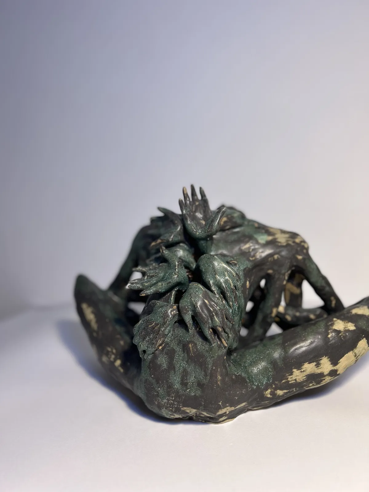 Зображення "Самокритика" від ВІТАЛІЙ КРАСУЦЬКИЙ, розмір: 40x22x24, матеріали: Шамотна глина, керамічні глазурі, штукатурка, акрил, медіум: Скульптура, місто: Львів, серія: Скульптура, ціна: €1000 (≈ 51 991 грн) Фото 4 з 6.